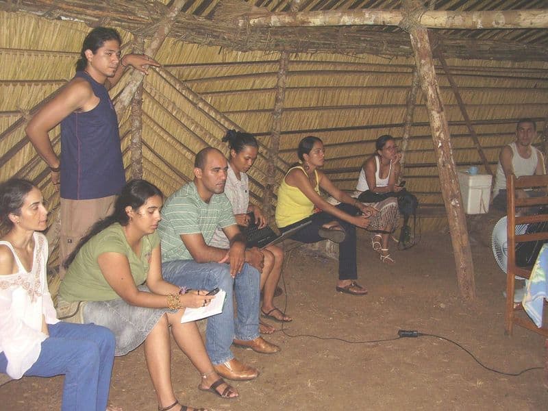 Miembros de INDIA-AMAZONIA reunidos en asamblea bajo un techo de paja